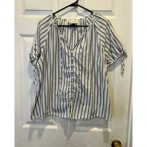 Universal Thread Top‎ Women S Small Blue Striped Button Up Short Sleeve Shirt